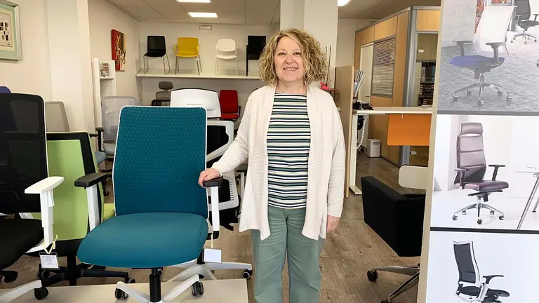 Natalia Moriones en la tienda que abrió su padre en el barrio de Iturrama en Pamplona. Navarra.com