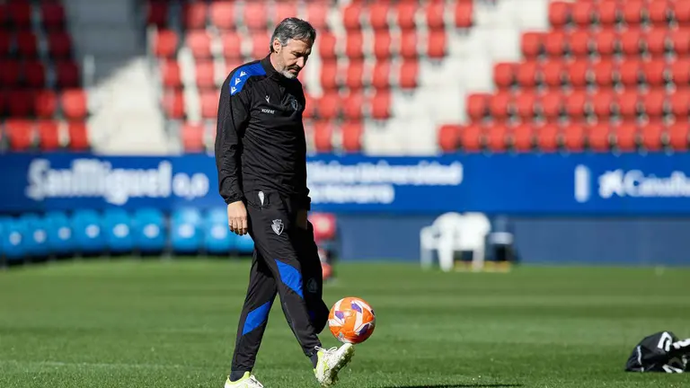 El técnico Vicente Moreno en un entrenamiento en el estadio de El Sadar. CA Osasuna.