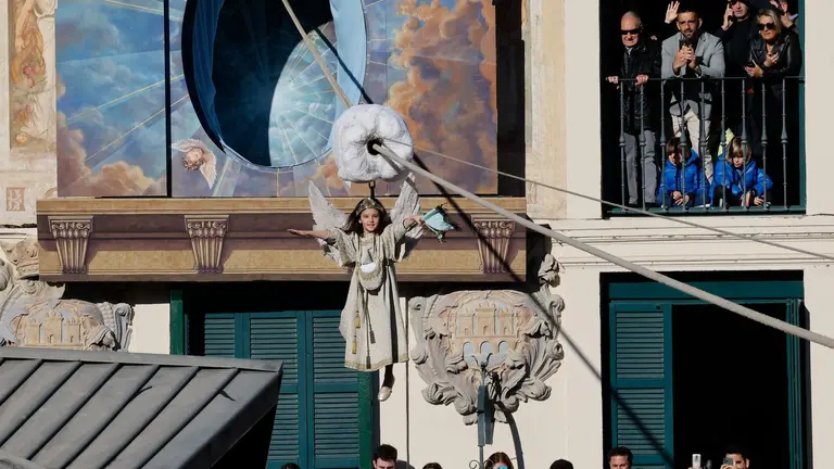 La niña India Moleón, de 7 años, protagoniza la Bajada del Ángel 2025 en Tudela. EFE / VILLAR LÓPEZ