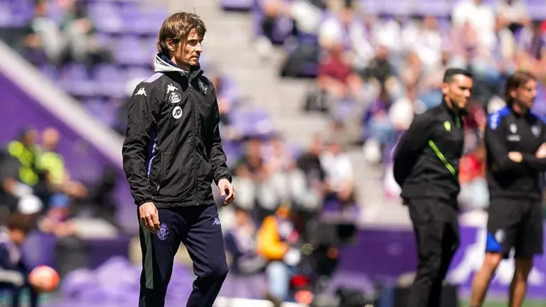 El técnico Álvaro Rubio delante del banquillo de su equipo en el estadio José Zorrilla. Real Valladolid.
