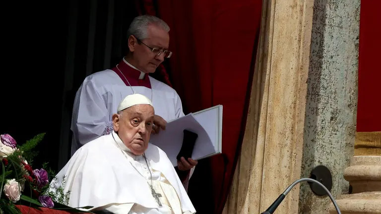 El Papa Francisco este domingo 20 de abril realiza la bendición  'Urbi et Orbi'  en la plaza del Vaticano. Marco Iacobucci / Zuma Press / ContactoPhoto