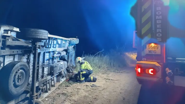 Salida de vía con vuelco lateral de un vehículo. BOMBERO S DE NAVARRA