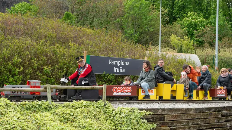 Varias personas disfrutan de los trenes en miniatura del Parque del Tren de trinitarios en Pamplona. AYUNTAMIENTO DE PAMPLONA