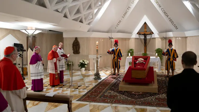 El papa Francisco en la capilla ardiente de la residencia Santa Marta de El Vaticano. EUROPA PRESS