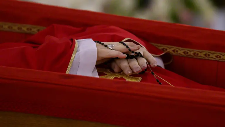 El papa Francisco en la capilla ardiente de la residencia Santa Marta de El Vaticano. EUROPA PRESS