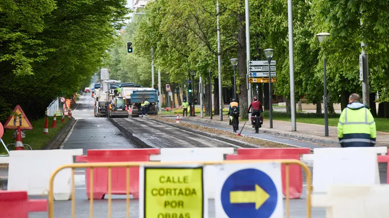 Obras de asfaltado en la avenida de Pío XII de Pamplona. IÑIGO ALZUGARAY