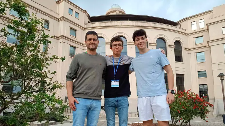 La delegación navarra, en Valencia: el profesor de la UPNA Ricardo San Martín; el alumno Alejandro Vázquez (mención) y el alumno Aidan Morán (medalla de bronce). UPNA