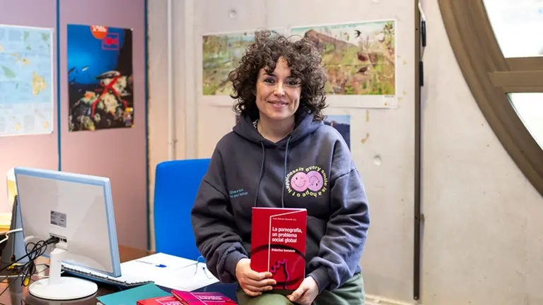 Lydia Delicado-Moratalla, profesora e investigadora de la UPNA, con el libro sobre pornografía que ha editado. CEDIDA