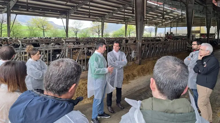 El consejero Irujo conoce las instalaciones de Lacturale. GOBIERNO DE NAVARRA