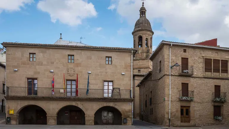 Fachada del Ayuntamiento de Arr&oacute;niz. WIKIPEDIA