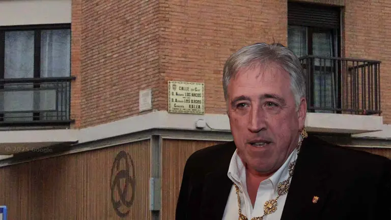 Fotomontaje de Joseba Asir&oacute;n sobre un cartel de la calle Los Arcos de Pamplona.