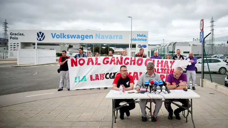 Concentraci&oacute;n y rueda de prensa de ELA, LAB y CGT con motivo de la huelga convocada en Volkswagen Navarra para el d&iacute;a 28 de abril, D&iacute;a mundial de salud laboral. PABLO LASAOSA