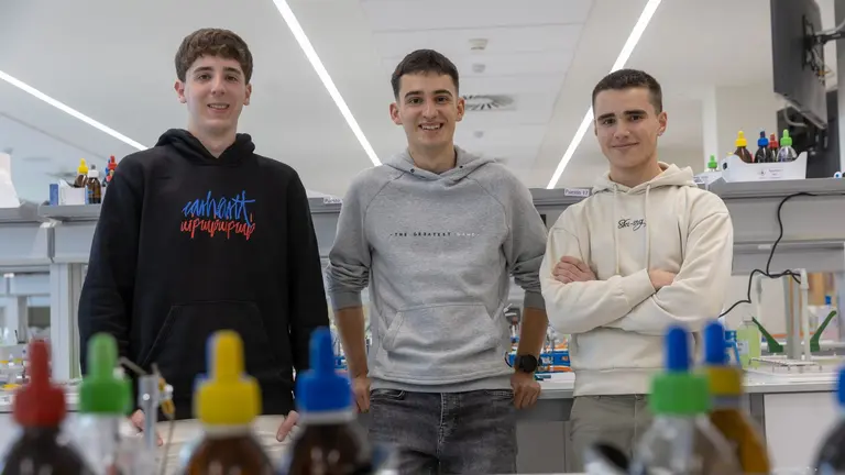 De izquierda a derecha: Diego Rubio L&aacute;zaro (3&ordm; clasificado), Ibai Garc&iacute;a Galardi (1&ordm; clasificado), I&ntilde;igo Rodr&iacute;guez Losarcos (2&ordm; clasificado). UNIVERSIDAD DE NAVARRA / MANUEL CASTELLS