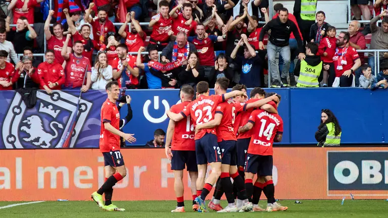 Los jugadores de Osasuna celebran el gol de Rub&eacute;n Garc&iacute;a (1-0) durante el partido de La Liga EA Sports entre CA Osasuna y Sevilla FC disputado en el estadio de El Sadar en Pamplona. I&Ntilde;IGO ALZUGARAY