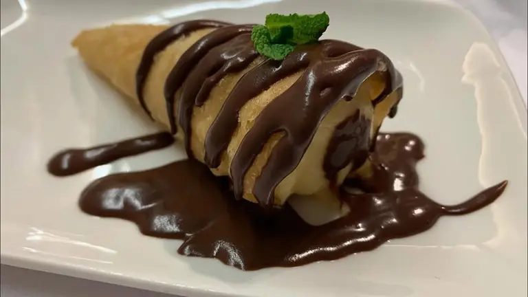 El canutillo de crema pastelera de espárragos y chocolate caliente del restaurante Topero de Tudela. TOPERO