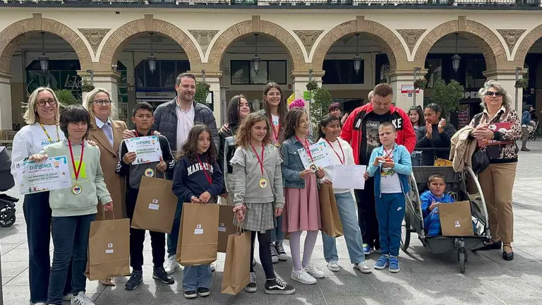 Foto de los ganadores y ganadoras del concurso con las autoridades y representantes de ANA y Fundaci&oacute;n Alegr&iacute;a. CEDIDA