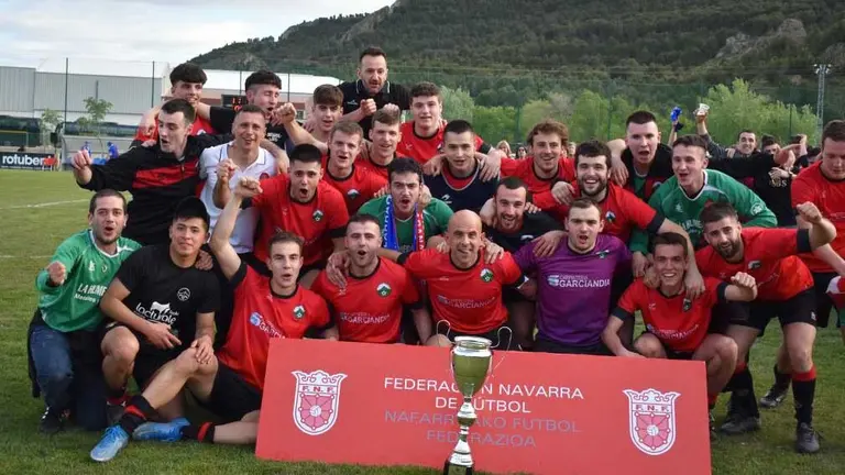 Los jugadores del Etxarri Aranatz celebran  el título de campeón de la Copa Navarra. FNF