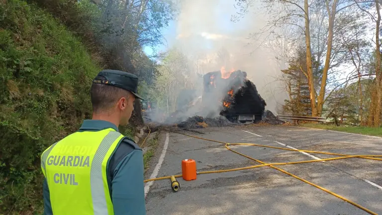 Un guardia civil contempla el cami&oacute;n en llamas. GUARDIA CIVIL