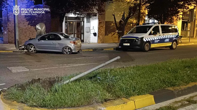 El veh&iacute;culo termin&oacute; empotrado contra una farola tras derribar una se&ntilde;al de tr&aacute;fico. POLIC&Iacute;A MUNICIPAL DE PAMPLONA