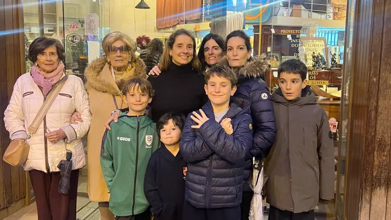 La familia se reuni&oacute; ante el cierre de la tienda Muebles Ezcurdia, en la calle Paulino Caballero 41 de Pamplona. I&Ntilde;IGO ALZUGARAY