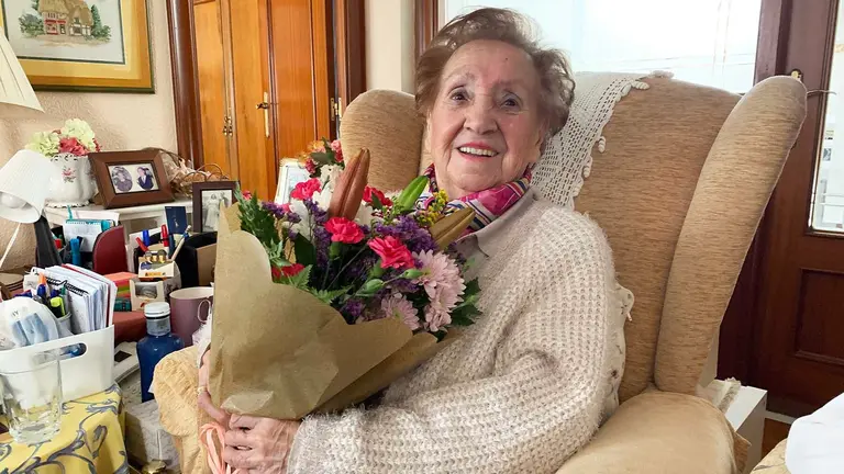 María Segura López con un ramo de flores en su domicilio de Pamplona. Navarra.com
