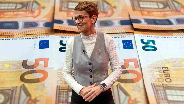 Fotomontaje de Mar&iacute;a Chivite sobre un fondo de billetes de 50 euros.