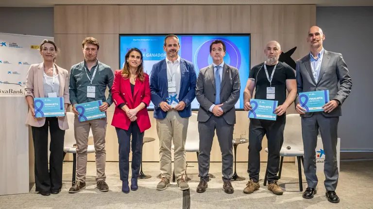 De izda a derecha: Bellez&oacute;n; Allbiotech, Isabel Moreno, directora territorial Ebro de CaixaBank; Ricardo P&eacute;rez, director general de MIMO Biosciences; Mikel Irujo, Gobierno de Navarra; Opportunity Health; Nak Sports. CAIXABANK