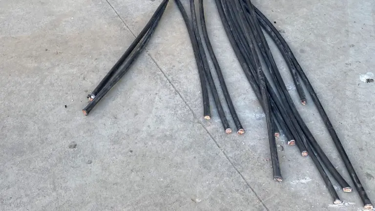 Imagen de las mangueras de cobre de l&iacute;nea telef&oacute;nica incautadas a unos ladrones en Navarra. GUARDIA CIVIL