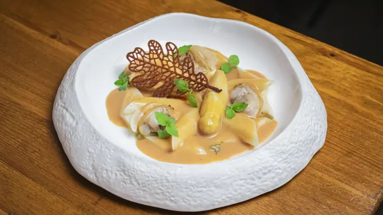 Un plato con esp&aacute;rragos de Navarra. REYNO GOURMET