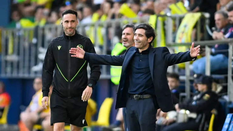 El entrenador del Villarreal, Marcelino Garc&iacute;a Toral, este s&aacute;bado, durante el partido de la jornada 34 de LaLiga EA SPorts, entre el Villarreal CF y el CA Osasuna, celebrado en el Estadi de la Cer&agrave;mica en Villarreal. EFE/ Andreu Esteban