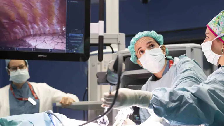 Mar&iacute;a Rodr&iacute;guez, coordinadora del &Aacute;rea de C&aacute;ncer de Pulm&oacute;n del CCUN, durante una intervenci&oacute;n quir&uacute;rgica. CL&Iacute;NICA UNIVERSIDAD DE NAVARRA