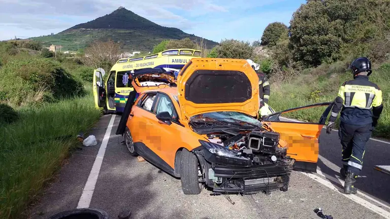 El joven ha quedado atrapado entre los hierros del coche. En la imagen, uno de los bomberos que ha trabajado en su liberaci&oacute;n. BOMBEROS DE NAVARRA