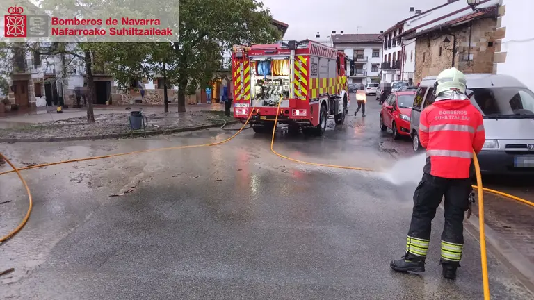 Los bomberos realizan labores de achique en Navarra. BOMBEROS DE NAVARRA