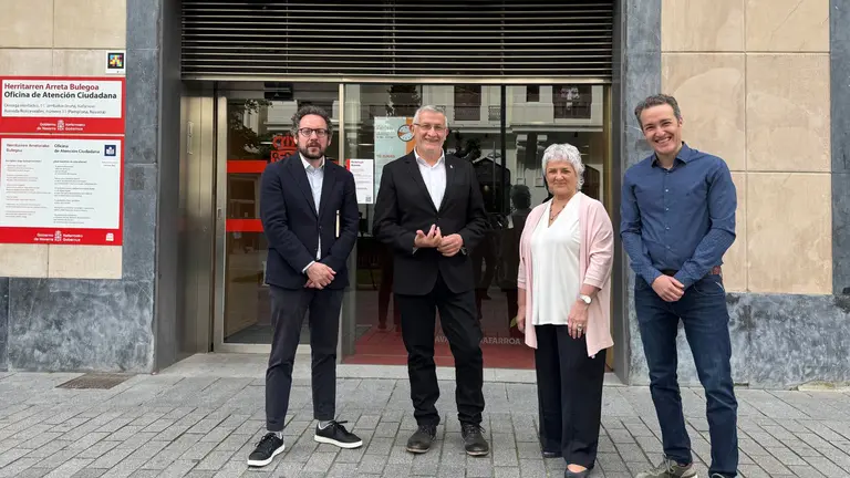 Joseba Asiain, el vicepresidente F&eacute;lix Taberna, Itziar Ayerdi y Luis Campos, ante la Oficina de Atenci&oacute;n Ciudadana de Pamplona - GOBIERNO DE NAVARRA
