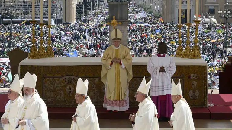 El cardenal Pietro Parolin preside una ceremonia en la plaza de San Pedro en el Vaticano. ZUMA Press/dpa