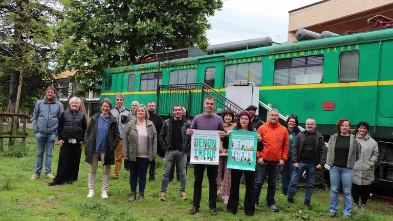 Representantes de Bildu en la Sakana en contra del TAV en Navarra. EUROPAPRESS