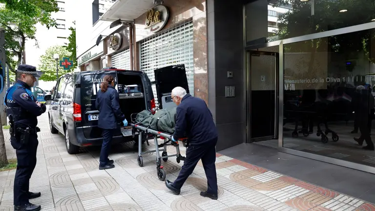 La Polic&iacute;a Municipal de Pamplona investiga un asesinato en un portal de la calle Monasterio de la Oliva de Pamplona. EFE / JES&Uacute;S DIGES