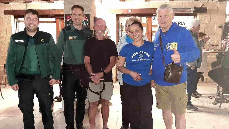Agentes de la Guardia Civil junto al australiano propietario de la ri&ntilde;onera. GUARDIA CIVIL