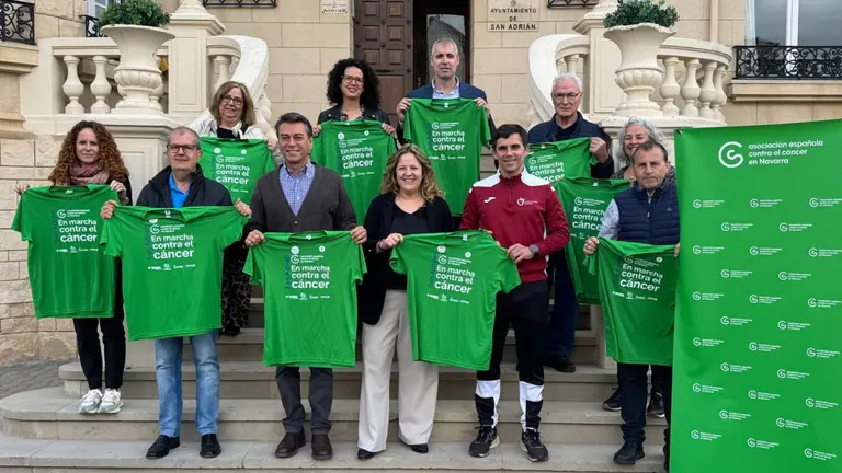 Foto de grupo de patrocinadores y de la AECC en la presentaci&oacute;n de la III Marcha Contra el C&aacute;ncer en San Adri&aacute;n. CEDIDA
