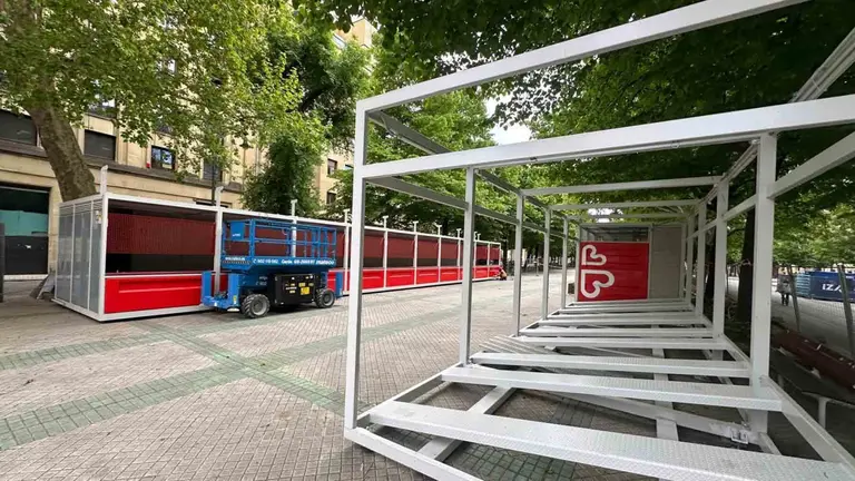 La T&oacute;mbola de C&aacute;ritas de San Ferm&iacute;n ya ha comenzado su montaje en el paseo de Sarasate de Pamplona.