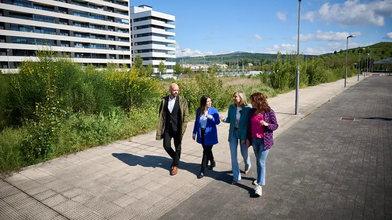 La presidenta de UPN y portavoz municipal en el Ayuntamiento de Pamplona, Cristina Ibarrola; la alcaldesa de Valle de Eg&uuml;&eacute;s, Xuri&ntilde;e Pe&ntilde;as; la portavoz regionalista en el Ayuntamiento de Burlada, Ana G&oacute;ngora, y el portavoz en el Ayuntamiento de Huarte, Alfredo Marmaun, realizan declaraciones para valorar el futuro de Erripaga&ntilde;a. PABLO LASAOSA