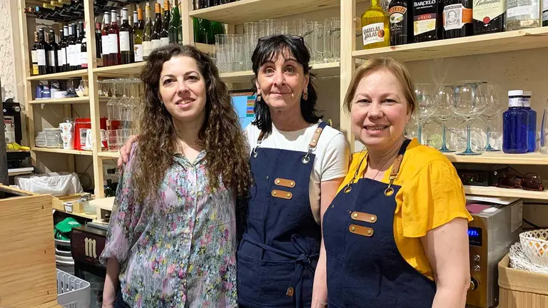 Fátima Martins, a la derecha, junto a una empleada y su hija en el Bar Fati del casco viejo de Pamplona. Navarra.com