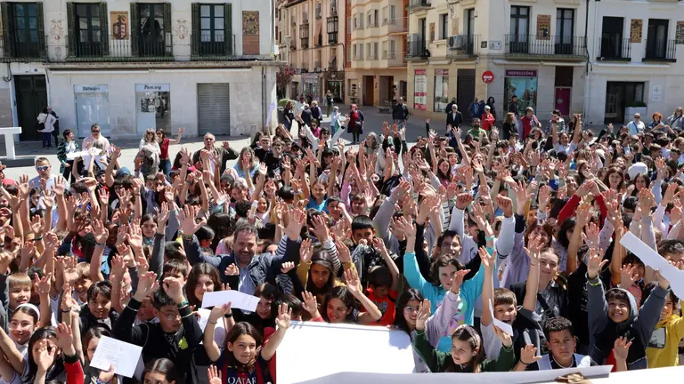 Imagen de decenas de escolares en la plaza de los Fueros de Tudela. CEDIDA