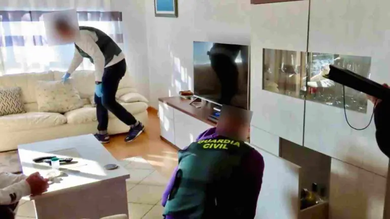 Agentes de la Guardia Civil de Navarra durante el registro del domicilio de uno de los investigados. GUARDIA CIVIL