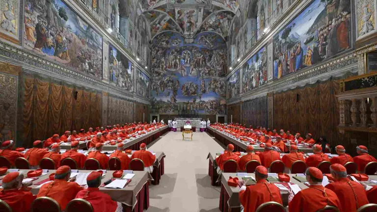C&oacute;nclave de cardenales reunido en la capilla Sixtina de El Vaticano. EUROPAPRESS