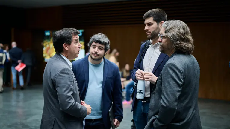 El consejero de Industria Mikel Irujo junto al grupo parlamentario de Contigo Navarra minutos antes de comenzar el pleno del Parlamento. PABLO LASAOSA