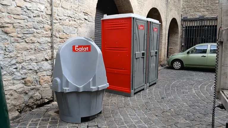 El Ayuntamiento refuerza los aseos del Casco Antiguo en las noches de jueves a domingo con varias instalaciones en la zona de Jarauta y Calderer&iacute;a. AYUNTAMIENTO DE PAMPLONA