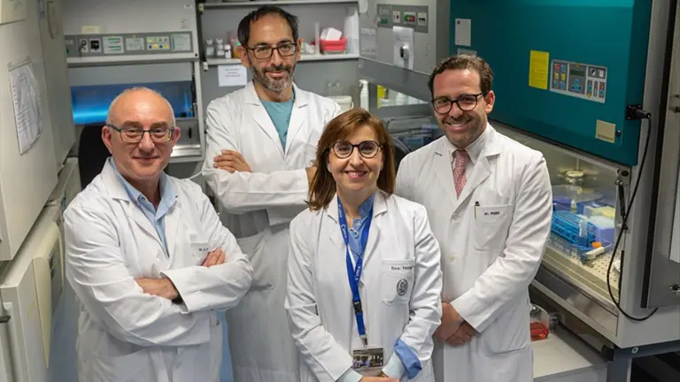 De izquierda a derecha, el Dr. Enrique Andreu, investigador del &Aacute;rea de Terapia Celular; el Dr. Enrique Ornilla, especialista en Reumatolog&iacute;a; la Dra. Susana Inog&eacute;s, especialista en Inmunolog&iacute;a, y el Dr. Jos&eacute; Mar&iacute;a Mora, especialista en Nefrolog&iacute;a. CEDIDA
