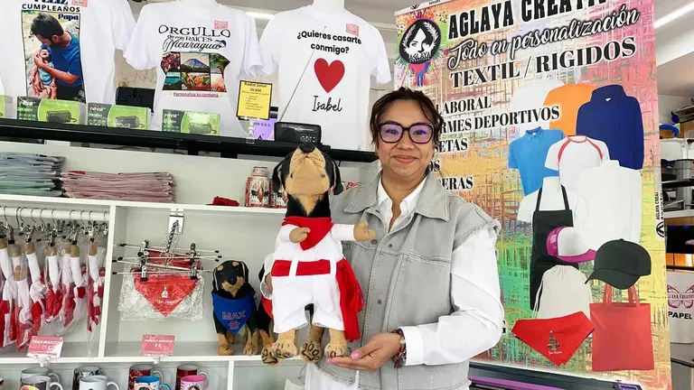 Scarlett Guadamuz en su tienda Aglaya Creativos en la calle Iturrama 18 de Pamplona.
