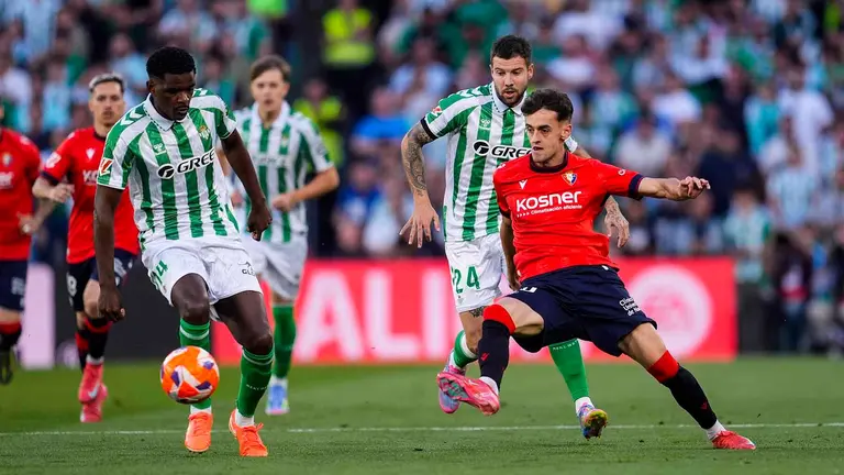 El osasunista Aimar Oroz juega el balón ante la defensa del Real Betis. Joaquin Corchero / AFP7 / Europa Press.